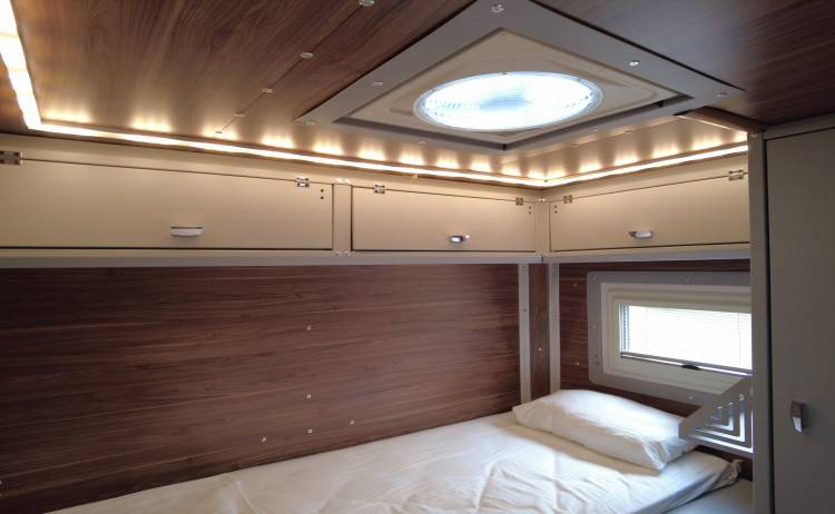 Crawler Mobile Command Center Mercedes Benz Actross 3332