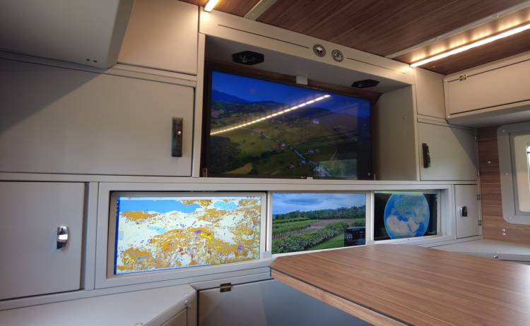 Crawler Mobile Command Center Mercedes Benz Actross 3332