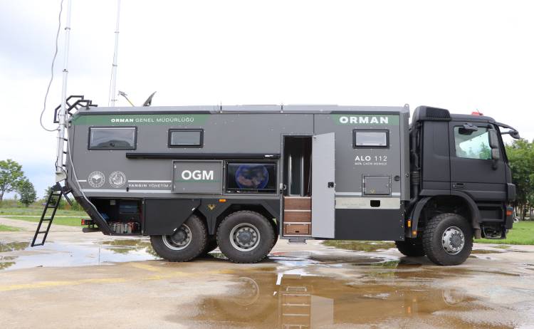 Crawler Mobile Command Center Mercedes Benz Actross 3332