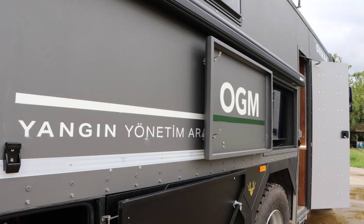 Crawler Mobile Command Center Mercedes Benz Actross 3332