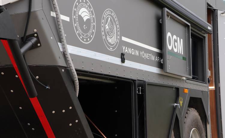 Crawler Mobile Command Center Mercedes Benz Actross 3332